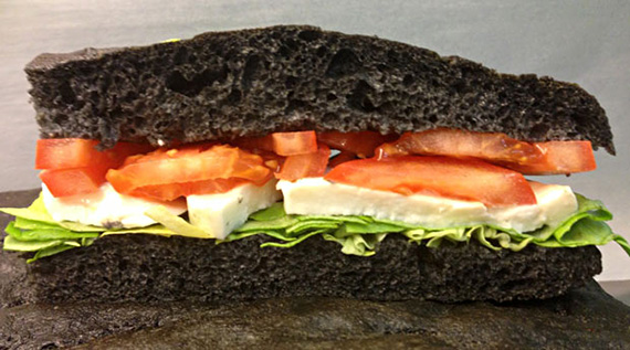 Panino impastato con farina nera di carbone vegetale. Novità Molini Spigadoro SpA