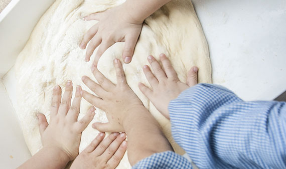 Piccoli liberimpastatori crescono workshop sui prodotti da forno ispirato alla filosofia del libero impasto - Scuola materna Castel del Piano Perugia